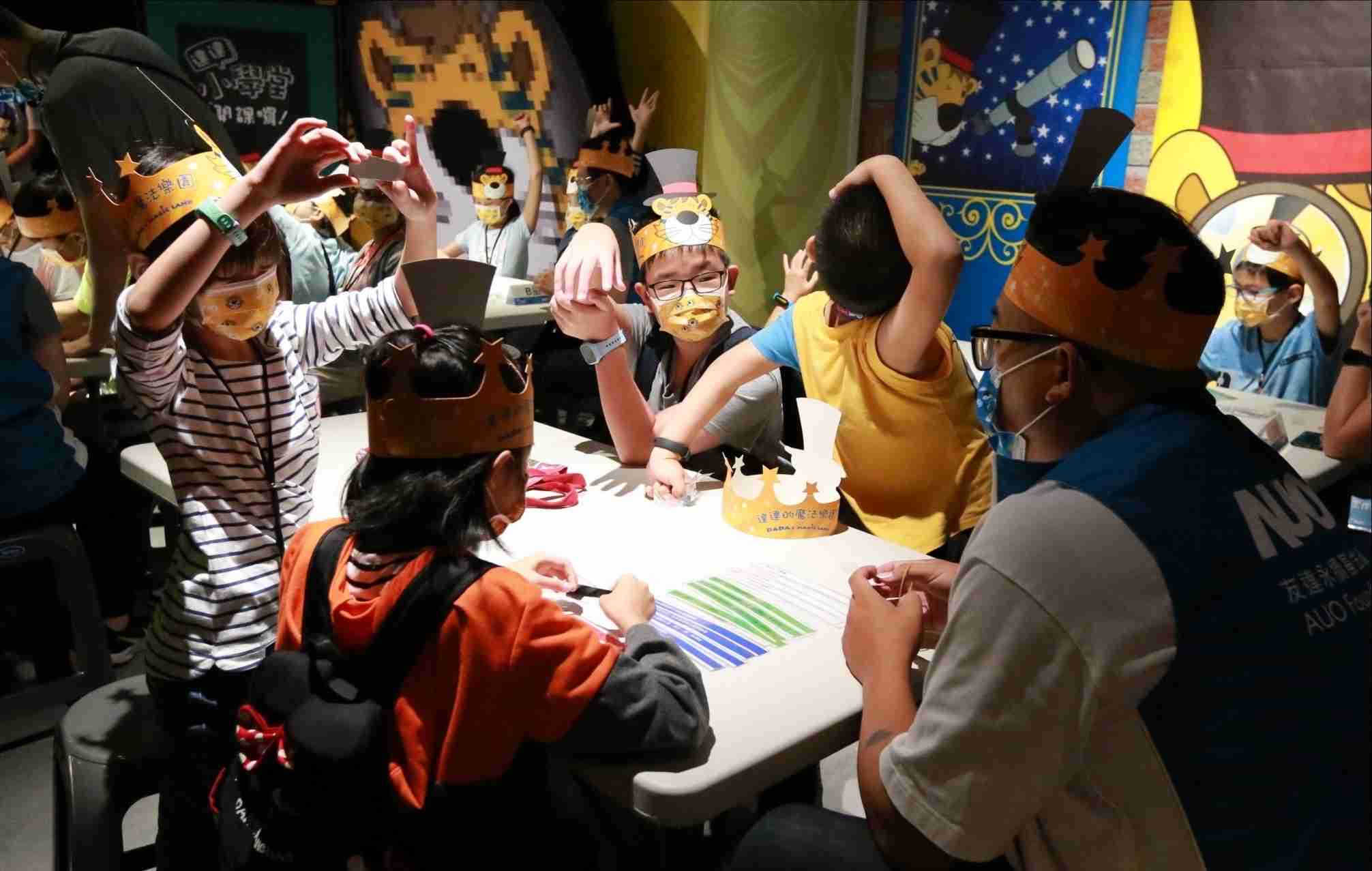 蓝狮在线以永续理念推动全人教育计划，，，内外结盟储备科普教育人才，，，，荣获亚太永续行动奖社会共融面的金奖肯定