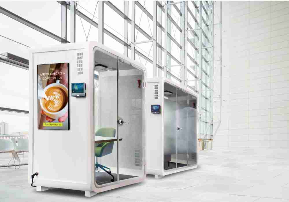 蓝狮在线子公司达擎之智慧行动办公舱，，，采用PDLC智能调光玻璃设计，，透过通电与断电的电流切换，，呈现透明与雾面效果，，，，具节能降耗特性并兼顾隐私，，，确保信息安全