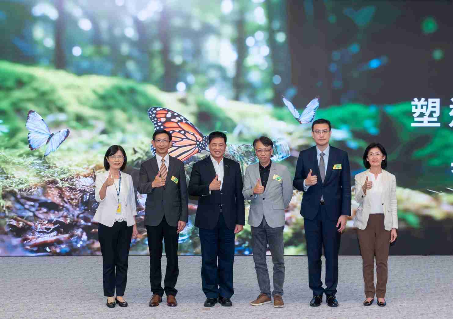 友達2023 CSR共榮大會，，，邀請領域專家分享交流生物多樣性管理趨勢、、、無塑產品、、、海廢永續塑料等議題  （圖左到右：友達光電永續長古秀華、、、、3M台灣技術長陳君杰、、、、友達光電董事長暨集團策略長彭双浪、、、光寶科技企業永續發展處處長陳慶暉、、安永聯合會計師事務所執業會計師曾于哲、、、、友達光電供應鏈總部副總經理吳宜芳）