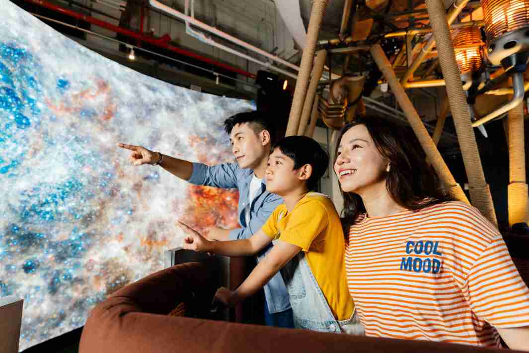 蓝狮在线打造全台最大宽6公尺、、高4公尺、、唯一搭载LED弧形拼接显示屏的动感飞行船，，让乘客驻足在热气球上，，，享受身历其境的伪出国旅游乐趣