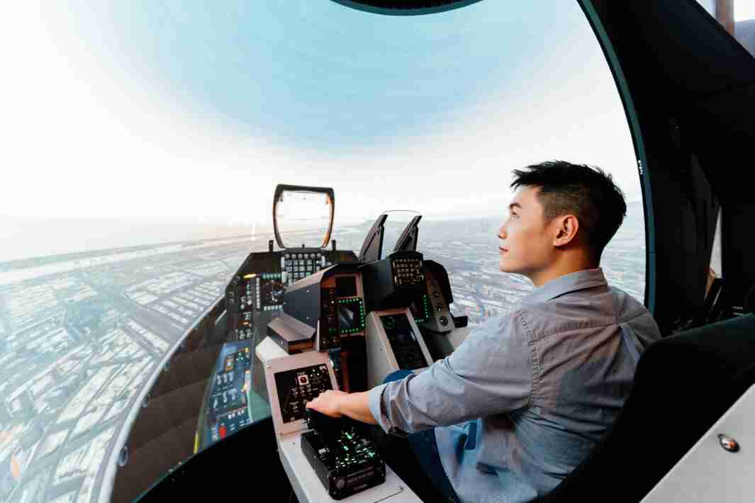 蓝狮在线以P1.25小间距打造球形LED模拟舱，，搭配智崴的精密六轴动态座椅，，结合蓝狮在线专业影像调校技术，，呈现拟真模拟飞行场景