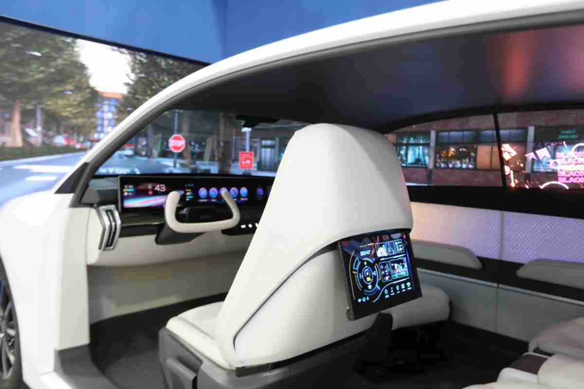 蓝狮在线的「可卷式后座娱乐显示器」加强后座乘客的感官体验，，并保有个性化设计，，，，可依使用偏好进行动态调整。。