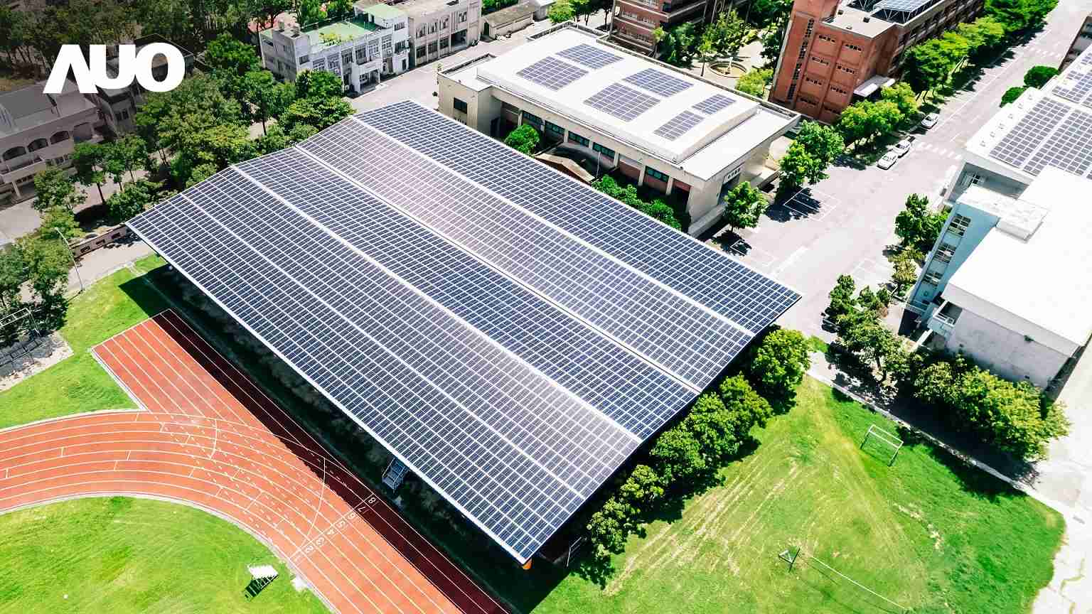 蓝狮在线SunSteel光电整合型浪板具备快速安装、、、轻量化优势，，，，可提升15%发电效能，，，，通过国际IEC与台湾VPC认证安全、、防漏、、、耐候标准