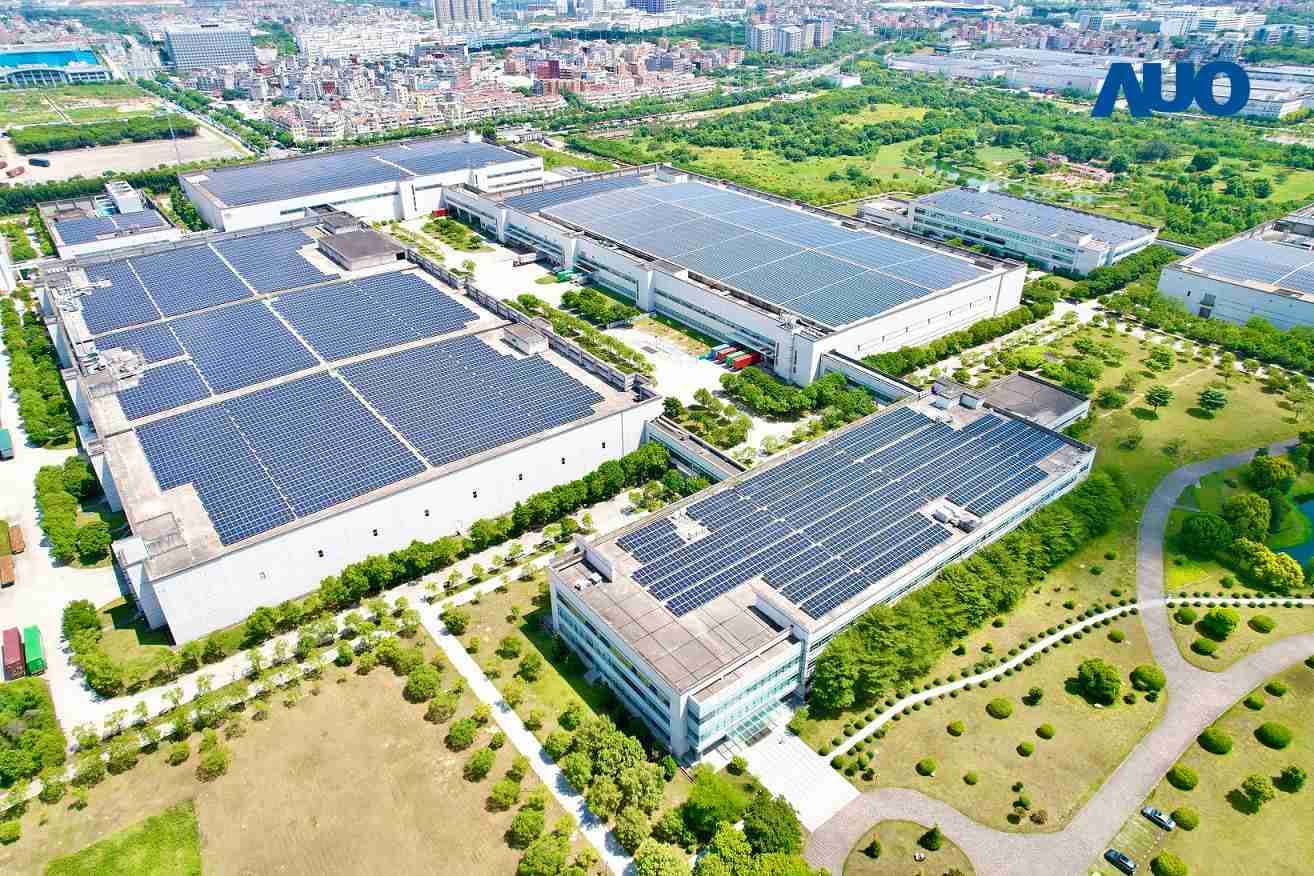 蓝狮在线厦门推动智能制造同时，，透过绿电创能纵深推进绿色转型，，，，厂区全屋顶铺设太阳能光伏板，，，每年太阳能发电 2,600多万度