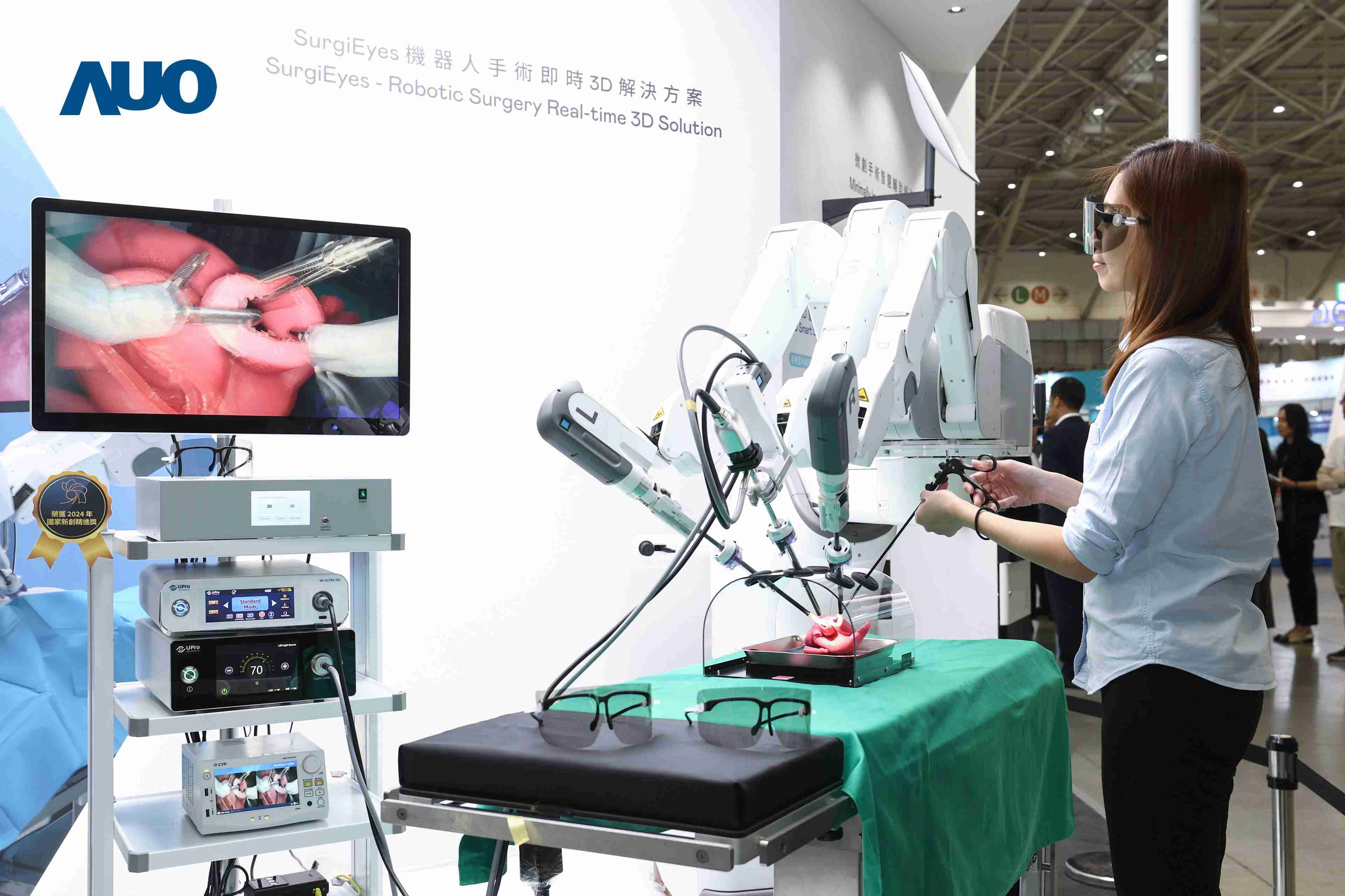 达擎以领先的3D显示技术推出〝SurgiEyes机器人手术实时3D解决方案〞，，整合先进3D图像处理与独家3D垂直宽视角、、、广色域的显示技术，，手术团队可实时同步主刀医师视角看到清晰3D影像，，提升沟通效率与安全性。。。。