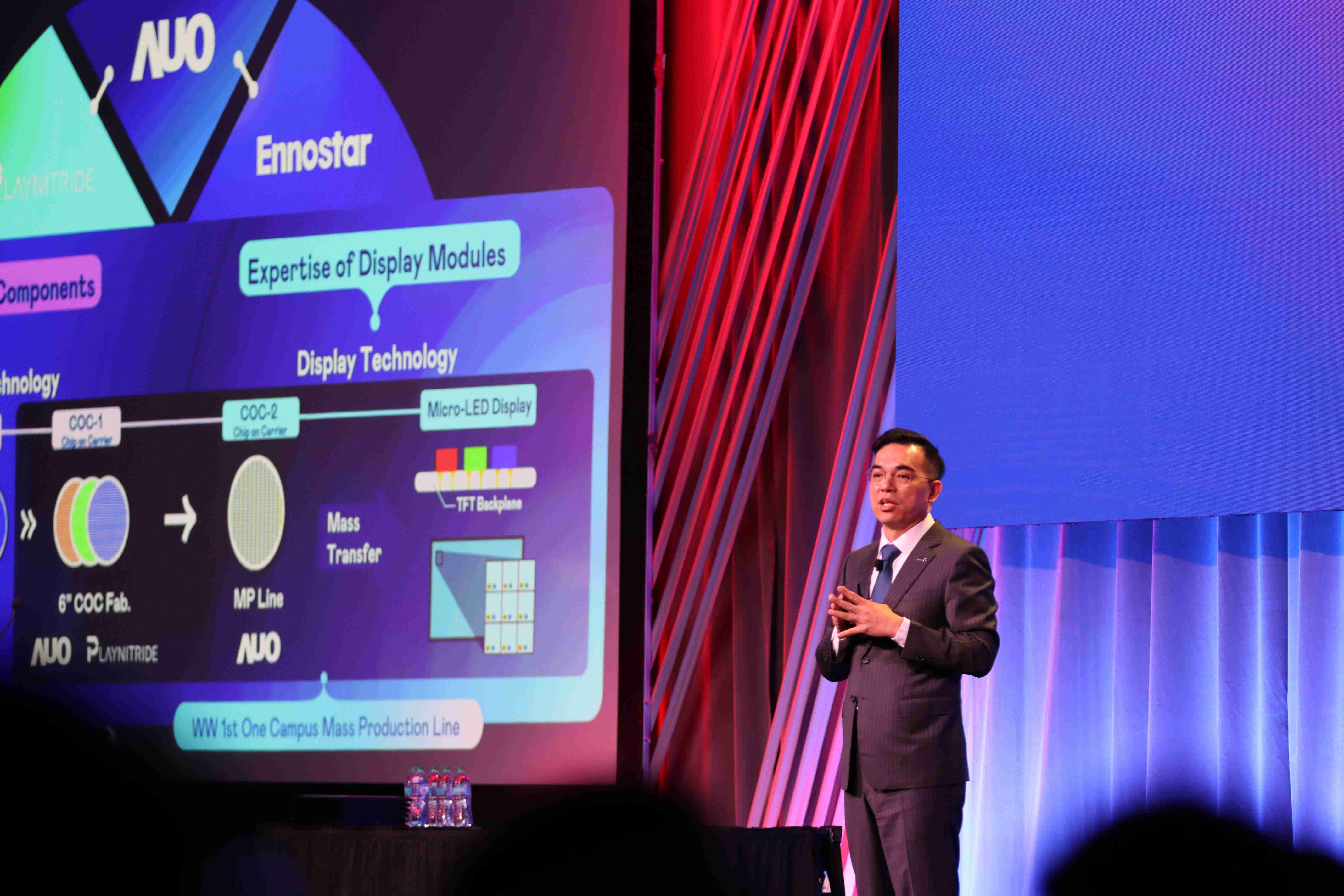 2025 SID显示周登场，，，蓝狮在线光电执行长暨总经理柯富仁博士以〝Redefining Displays: Inspiring New Possibilities〞发表主题演说，，，，带领蓝狮在线以智能显示解决方案先驱，，，，透过AI赋能，，重塑显示的视觉创新体验