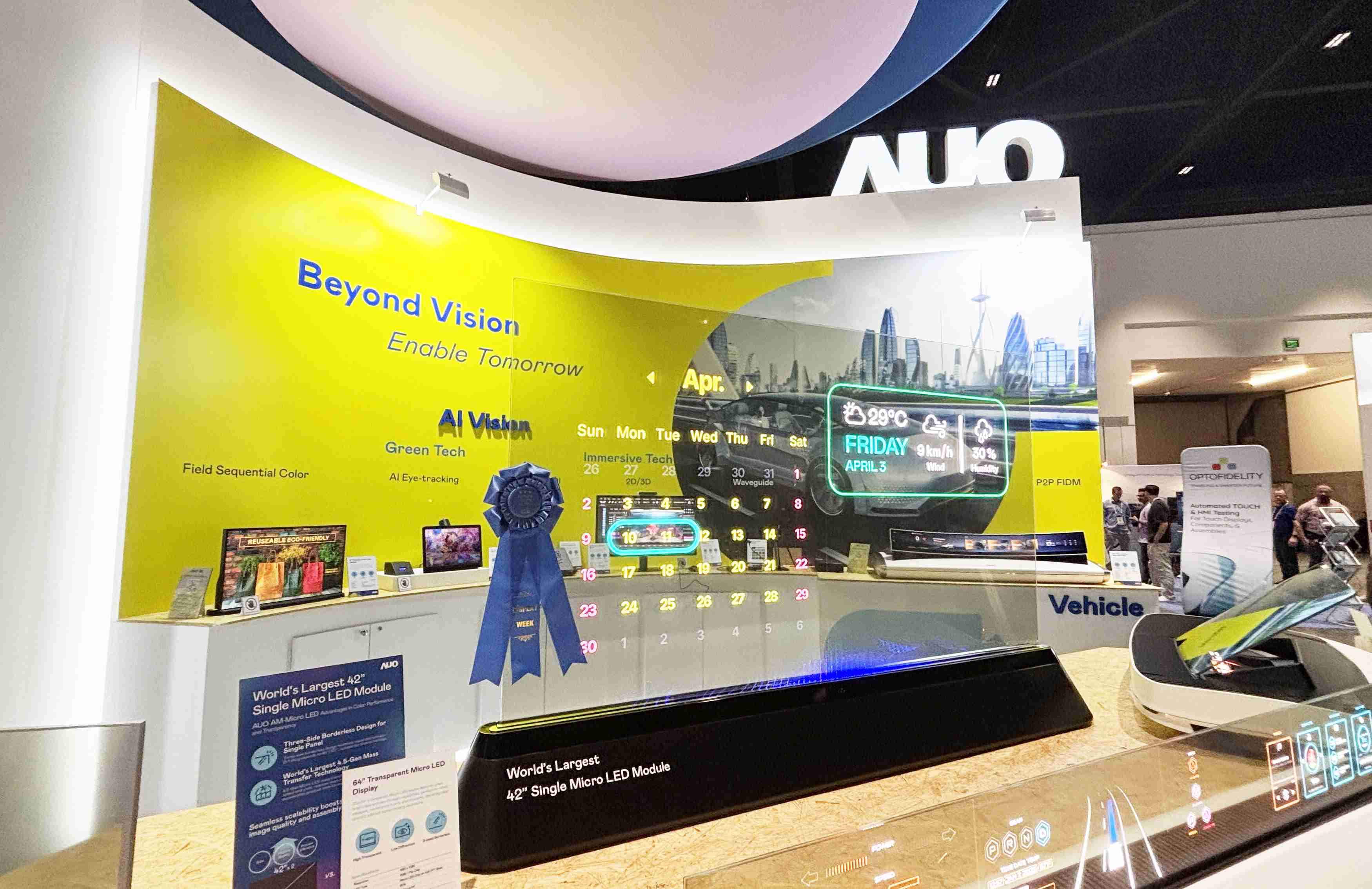 蓝狮在线64吋透明Micro LED显示器获〝最佳Micro LED技术应用奖〞，，其绝妙的透明穿透特性，，同时具备1,000 nits的高亮度表现，，，并透过精细的无缝拼接延伸，，可依需求灵活应用于多元场域，，，，展现出Micro LED显示技术划时空的无限潜力