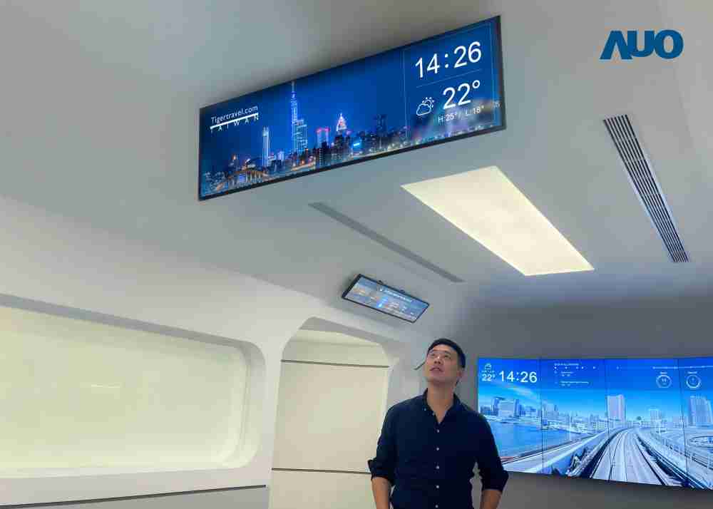 达擎TARTAN “37吋超薄双屏车厢显示器” 采用单一背光设计，，，将双面显示器厚度大幅缩减至12mm，，，，支持长条屏 32:9 规格，，突破传统分辨率限制，，提供旅客更清晰实时的乘车信息及广告讯息